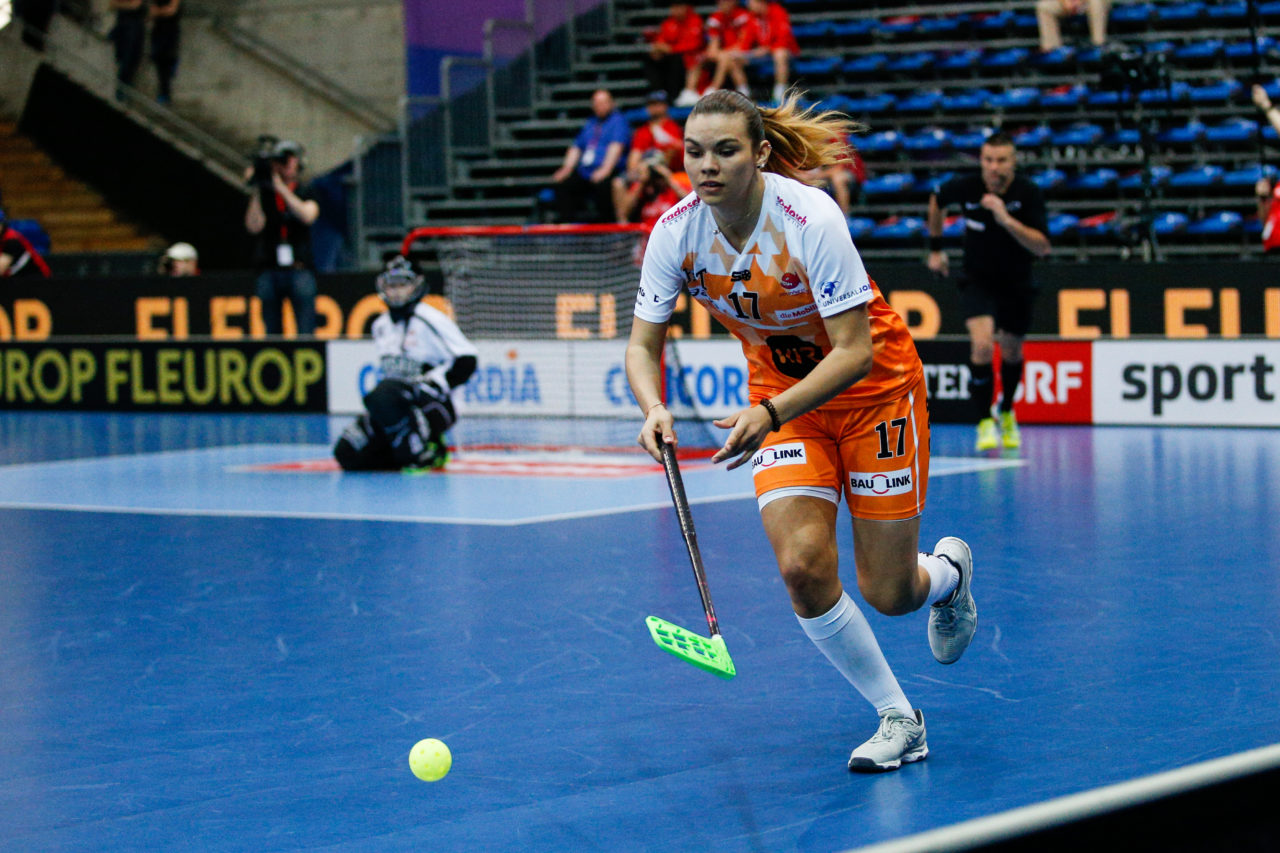 Luana Rensch (Nr. 17, piranha chur) mit Zug nach vorne.
(Superfinal SV Wiler-Ersigen - Floorball Köniz, SWISS Arena, Kloten, 22. April 2018)