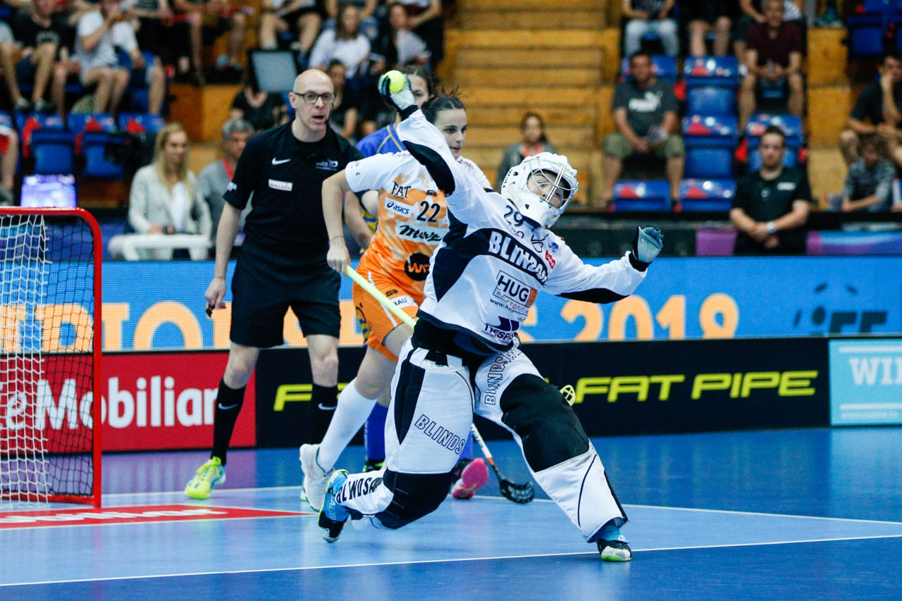 Monika Schmid (Nr. 29, UHC Dietlikon) mit einem Auswurf.
(Superfinal SV Wiler-Ersigen - Floorball Köniz, SWISS Arena, Kloten, 22. April 2018)