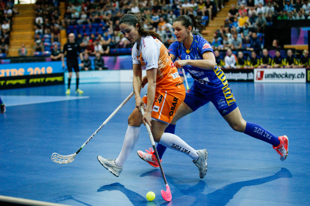 Flurina Marti (Nr. 24, piranha chur) im Zweikampf mit Linda Pedrazzoli (Nr. 13, UHC Dietlikon).
(Superfinal SV Wiler-Ersigen - Floorball Köniz, SWISS Arena, Kloten, 22. April 2018)