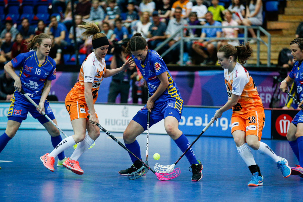 Andrea Gämperli (Nr. 5, UHC Dietlikon) verteidigt den Ball gegen Anja Dellagiovanna (Nr. 19, piranha chur) und Vivien Kühne (Nr. 18, piranha chur).
(Superfinal SV Wiler-Ersigen - Floorball Köniz, SWISS Arena, Kloten, 22. April 2018)