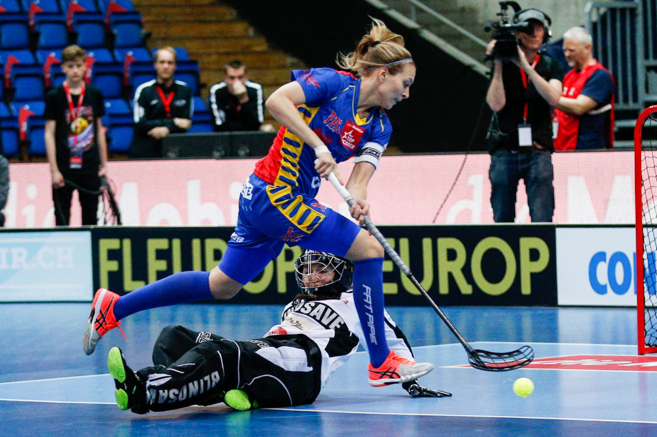 Michelle Wiki (Nr. 6, UHC Dietlikon) scheitert an Lara Heini (Nr. 94, piranha chur).
(Superfinal SV Wiler-Ersigen - Floorball Köniz, SWISS Arena, Kloten, 22. April 2018)