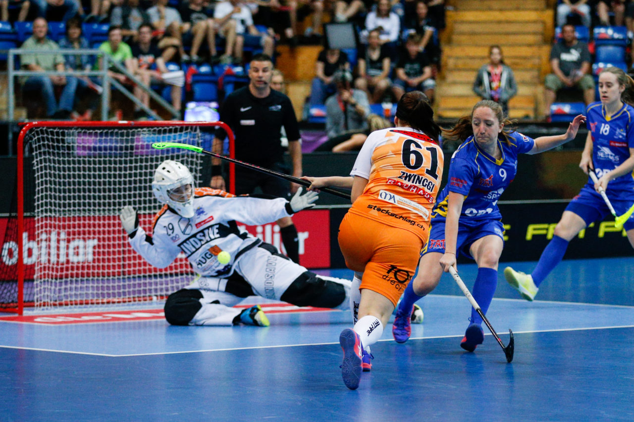 Monika Schmid (Nr. 29, UHC Dietlikon) pariert einen Schuss von Katrin Zwinggi (Nr. 61, piranha chur).
(Superfinal SV Wiler-Ersigen - Floorball Köniz, SWISS Arena, Kloten, 22. April 2018)