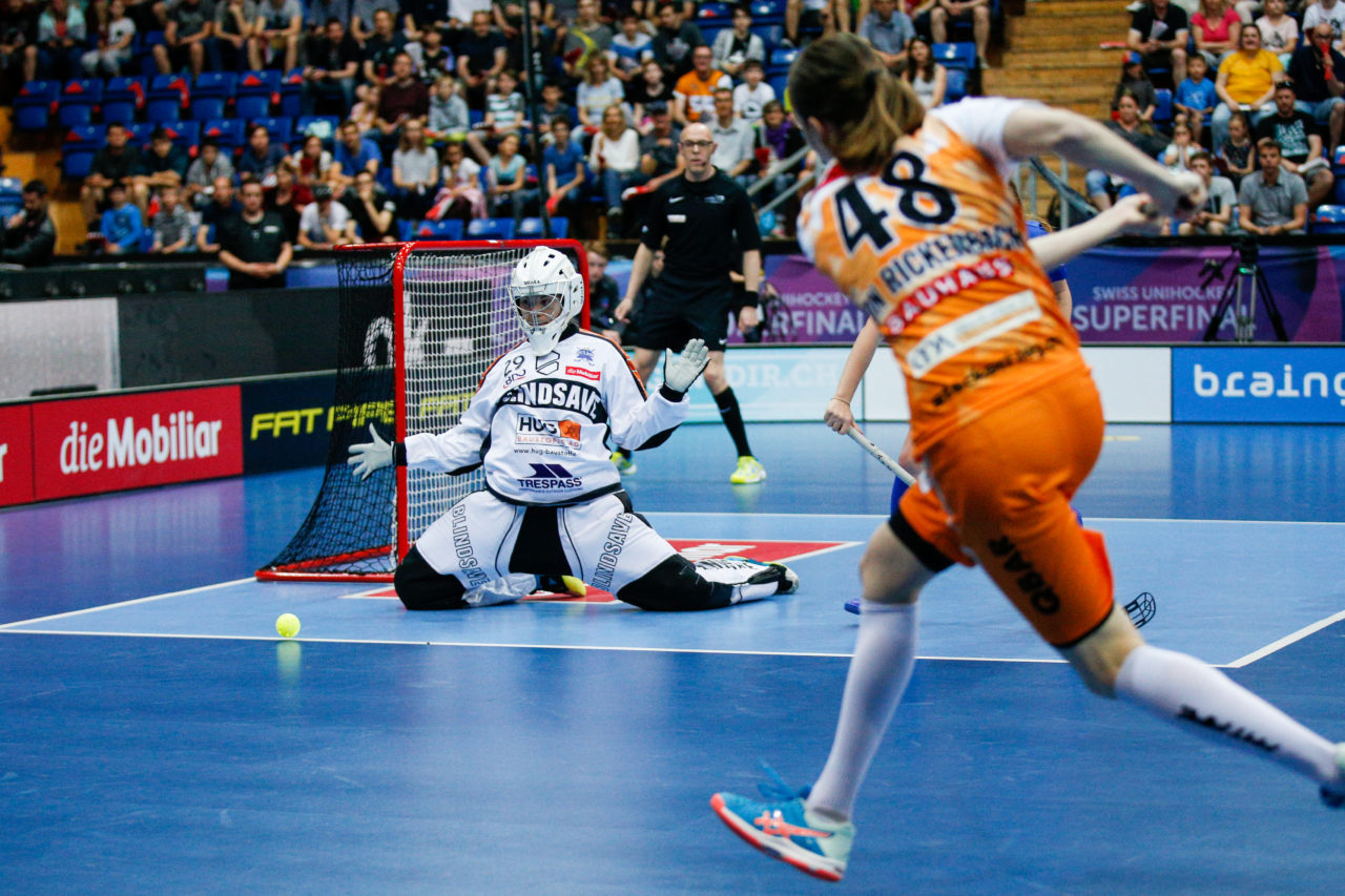 Priska Von Rickenbach (Nr. 48, piranha chur) mit einem Abschluss auf Monika Schmid (Nr. 29, UHC Dietlikon).
(Superfinal SV Wiler-Ersigen - Floorball Köniz, SWISS Arena, Kloten, 22. April 2018)
