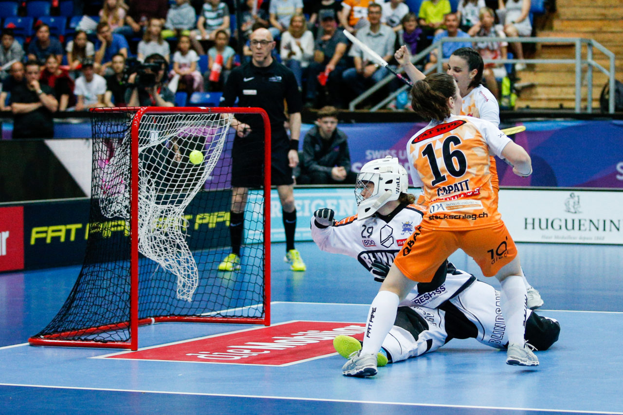 Corin Rüttimann (Nr. 21, piranha chur, nicht im Bild) erziehlt das 2:0 für piranha gegen Monika Schmid (Nr. 29, UHC Dietlikon).
(Superfinal SV Wiler-Ersigen - Floorball Köniz, SWISS Arena, Kloten, 22. April 2018)