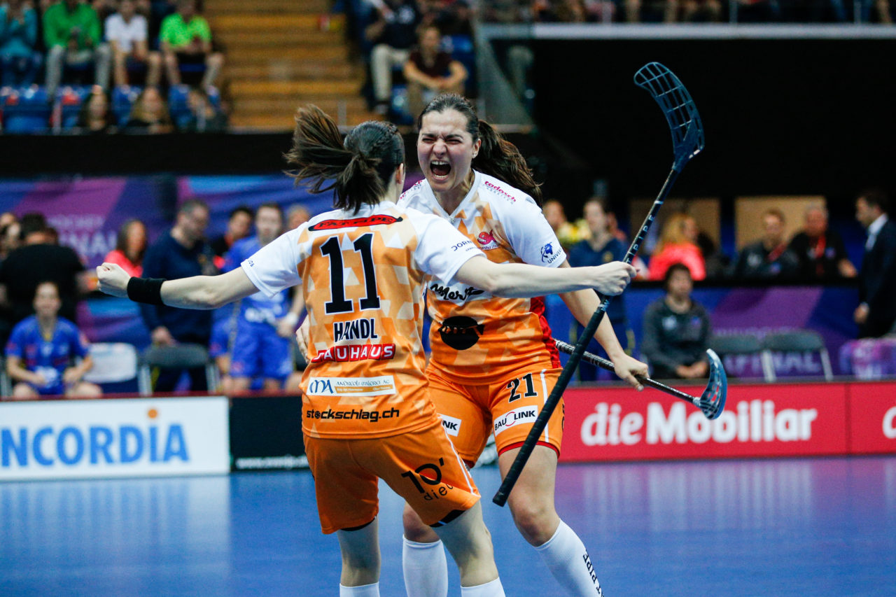 Corin Rüttimann (Nr. 21, piranha chur) bejubelt ihres 2:0 mit Nadine Handl (Nr. 11, piranha chur).
(Superfinal SV Wiler-Ersigen - Floorball Köniz, SWISS Arena, Kloten, 22. April 2018)