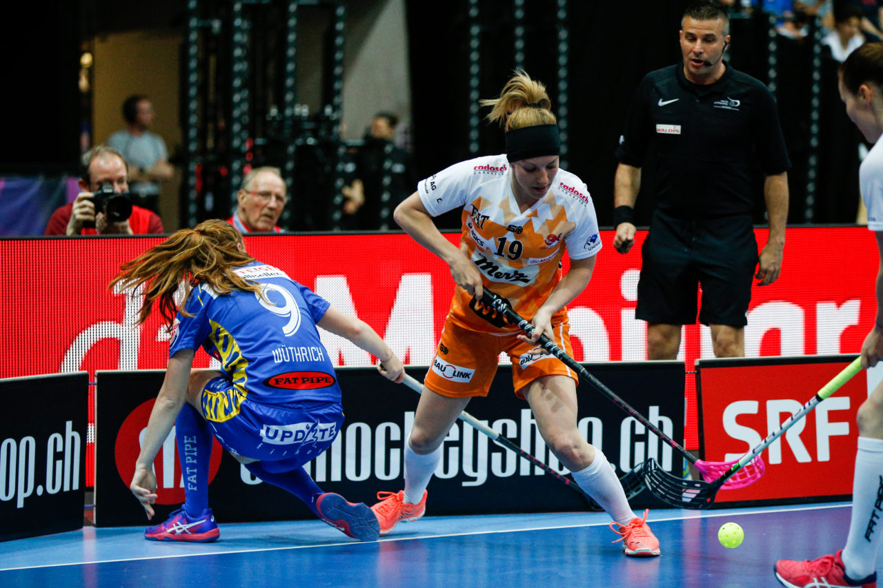 Janine Wüthrich (Nr. 9, UHC Dietlikon) im Zweikampf mit Anja Dellagiovanna (Nr. 19, piranha chur).
(Superfinal SV Wiler-Ersigen - Floorball Köniz, SWISS Arena, Kloten, 22. April 2018)