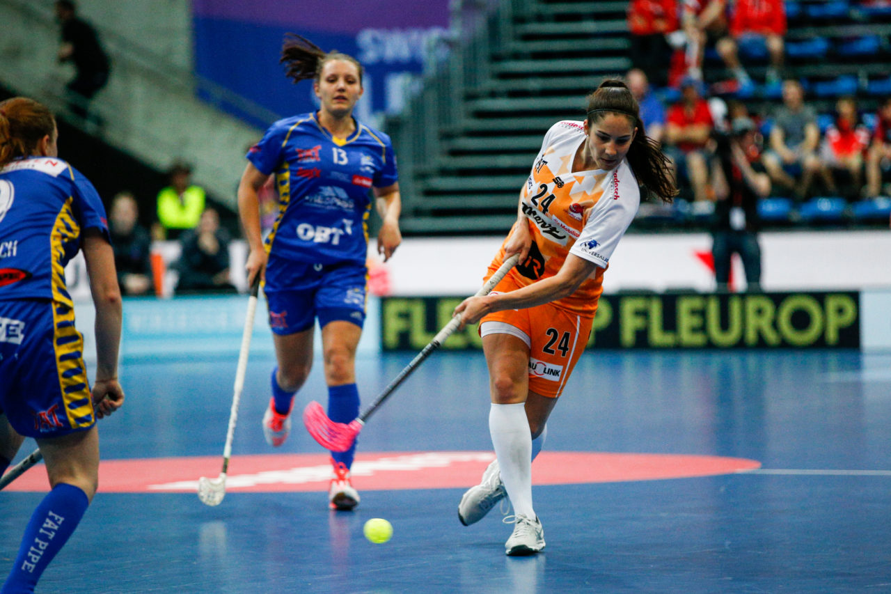 Flurina Marti (Nr. 24, piranha chur) mit einem Abschluss.
(Superfinal SV Wiler-Ersigen - Floorball Köniz, SWISS Arena, Kloten, 22. April 2018)