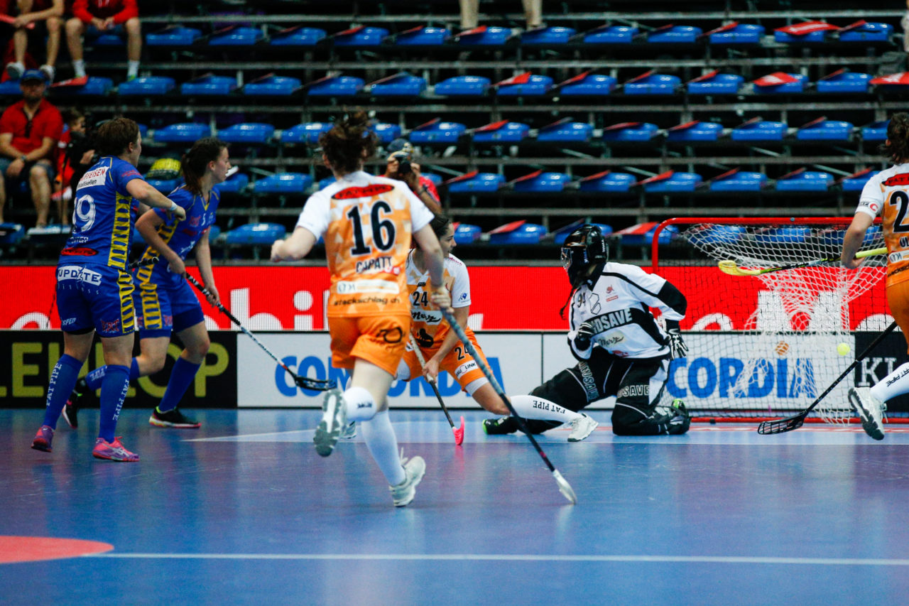Julia Suter (Nr. 19, UHC Dietlikon) erzielt gegen Lara Heini (Nr. 94, piranha chur) den 2:1 Anschluss.
(Superfinal SV Wiler-Ersigen - Floorball Köniz, SWISS Arena, Kloten, 22. April 2018)