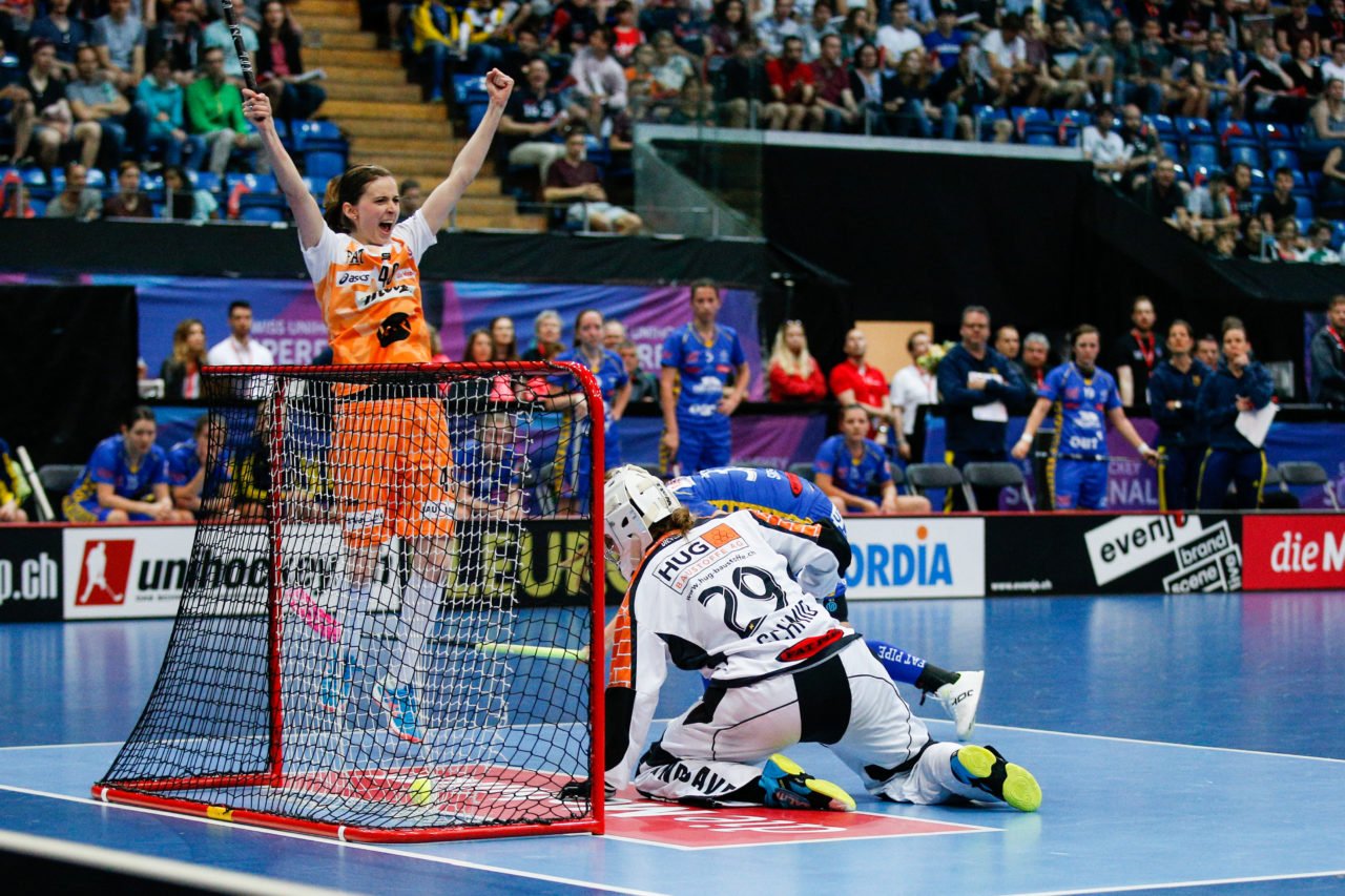 Priska Von Rickenbach (Nr. 48, piranha chur) bezwingt Monika Schmid (Nr. 29, UHC Dietlikon) zum 3:1.
(Superfinal SV Wiler-Ersigen - Floorball Köniz, SWISS Arena, Kloten, 22. April 2018)