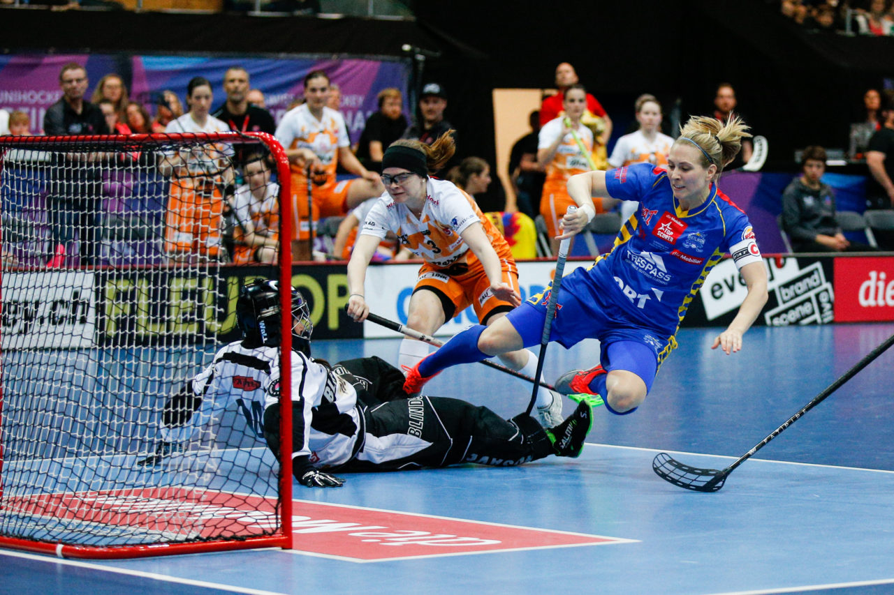 Michelle Wiki (Nr. 6, UHC Dietlikon) wird von Lara Heini (Nr. 94, piranha chur) gestoppt.
(Superfinal SV Wiler-Ersigen - Floorball Köniz, SWISS Arena, Kloten, 22. April 2018)