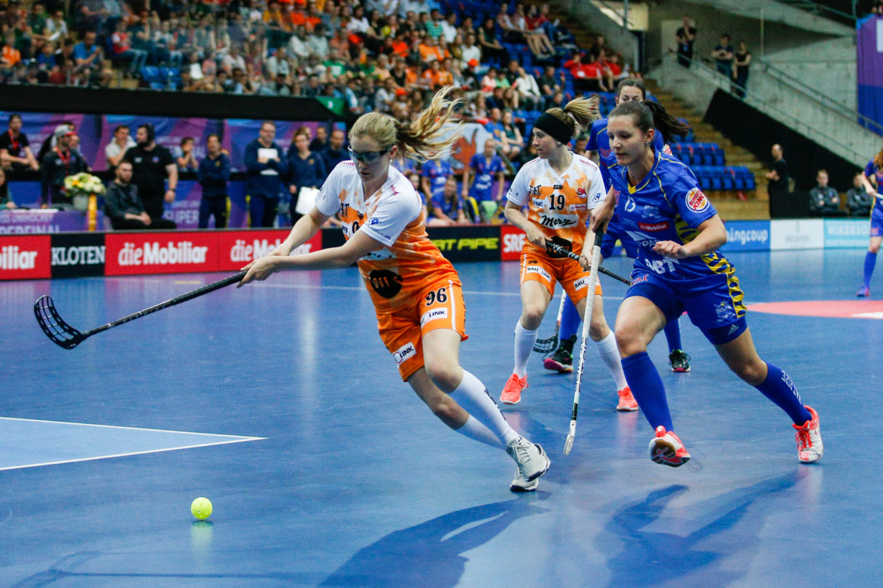 Chiara Gredig (Nr. 96, piranha chur) vor Linda Pedrazzoli (Nr. 13, UHC Dietlikon) am Ball.
(Superfinal SV Wiler-Ersigen - Floorball Köniz, SWISS Arena, Kloten, 22. April 2018)