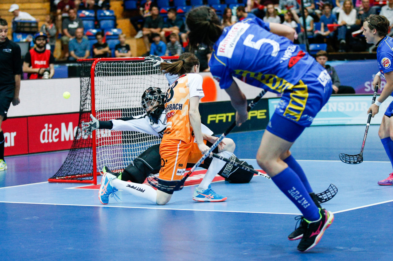 Andrea Gämperli (Nr. 5, UHC Dietlikon) trifft die Lücke bei Lara Heini (Nr. 94, piranha chur) nicht.
(Superfinal SV Wiler-Ersigen - Floorball Köniz, SWISS Arena, Kloten, 22. April 2018)