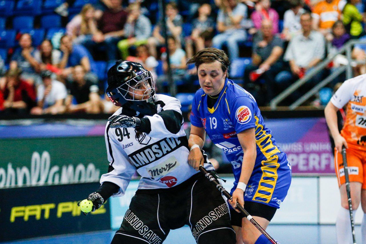 Lara Heini (Nr. 94, piranha chur) wird von Julia Suter (Nr. 19, UHC Dietlikon) bedrängt.
(Superfinal SV Wiler-Ersigen - Floorball Köniz, SWISS Arena, Kloten, 22. April 2018)