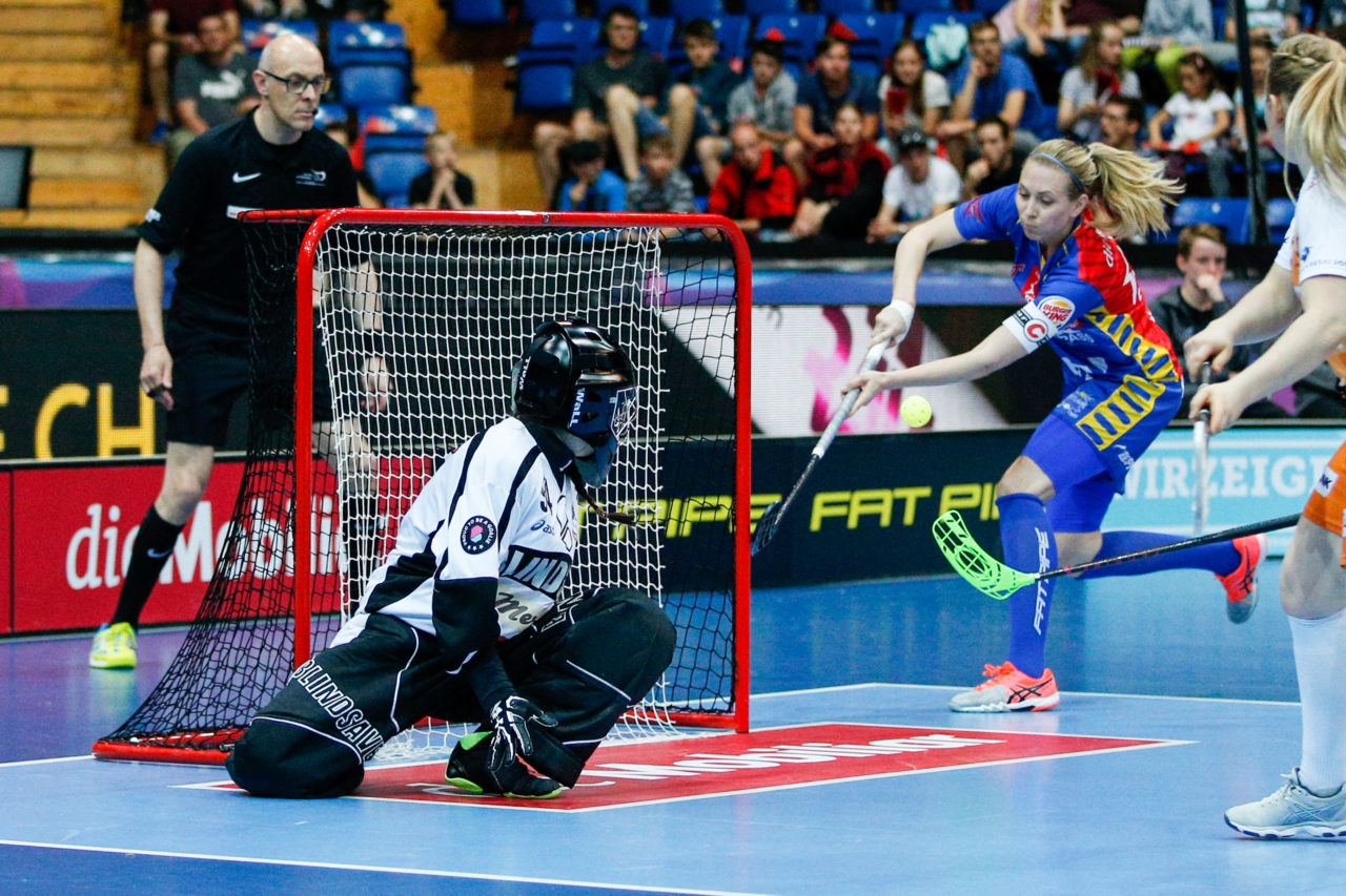 Michelle Wiki (Nr. 6, UHC Dietlikon) trifft das leere Tor von Lara Heini (Nr. 94, piranha chur) nicht.
(Superfinal SV Wiler-Ersigen - Floorball Köniz, SWISS Arena, Kloten, 22. April 2018)