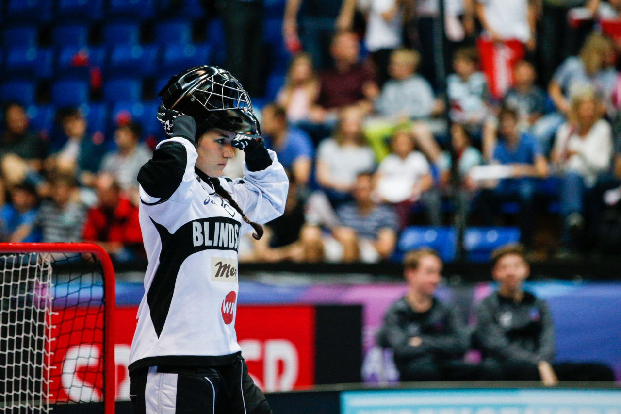 Lara Heini (Nr. 94, piranha chur) fokusiert auf das Bully.
(Superfinal SV Wiler-Ersigen - Floorball Köniz, SWISS Arena, Kloten, 22. April 2018)