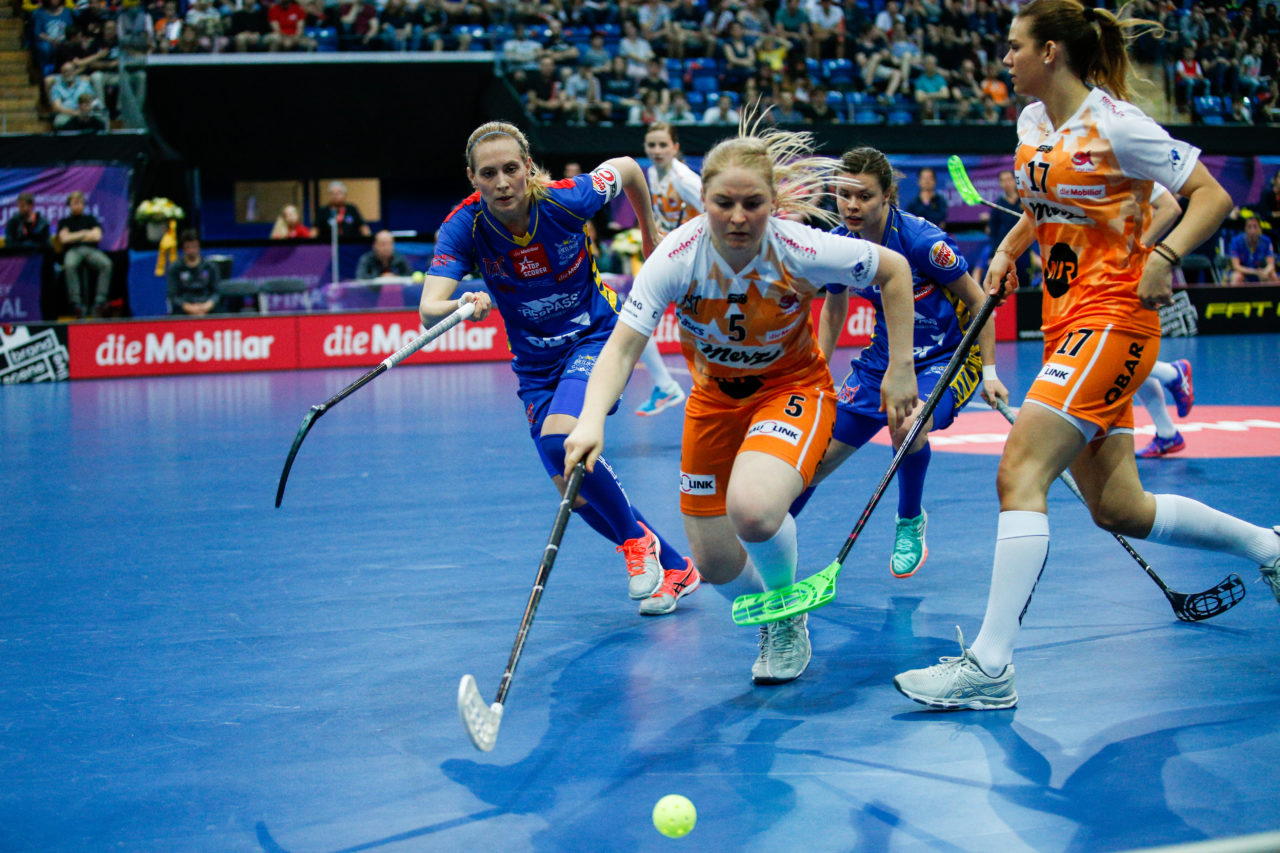 Silja Eskelinen (Nr. 5, piranha chur) vor Michelle Wiki (Nr. 6, UHC Dietlikon) am Ball.
(Superfinal SV Wiler-Ersigen - Floorball Köniz, SWISS Arena, Kloten, 22. April 2018)
