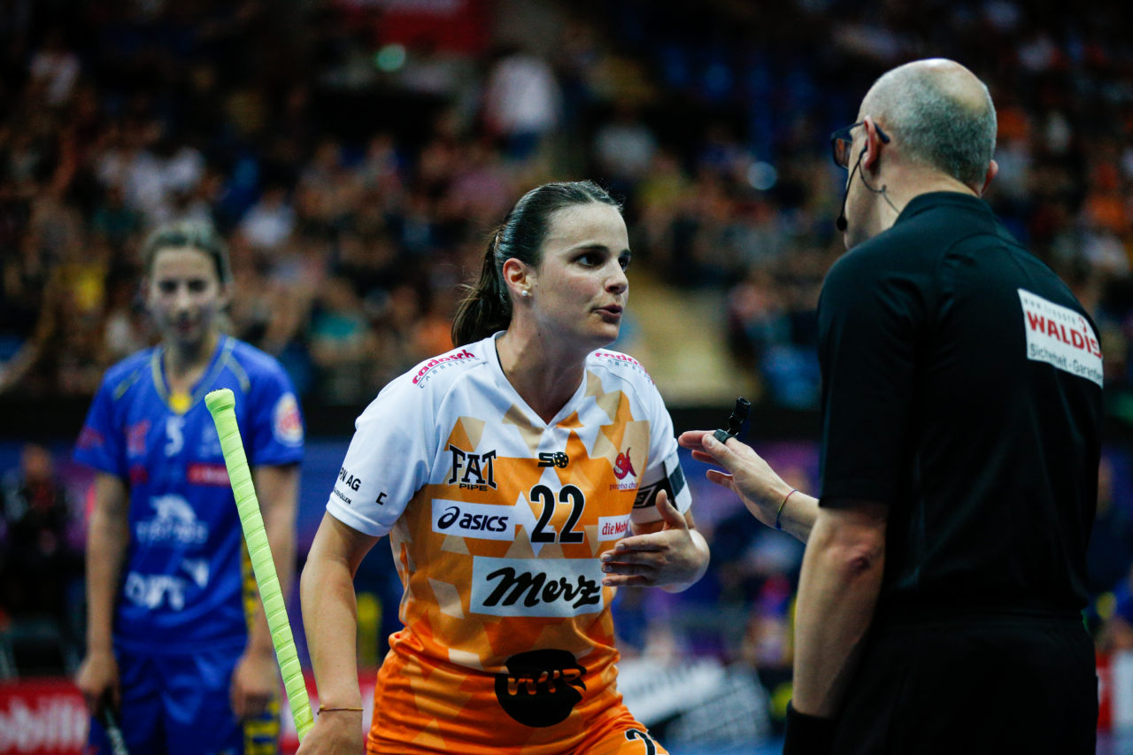 Seraina Ulber (Nr. 22, piranha chur) diskutiert mit Schiedsrichter Davide Rampoldi.
(Superfinal SV Wiler-Ersigen - Floorball Köniz, SWISS Arena, Kloten, 22. April 2018)