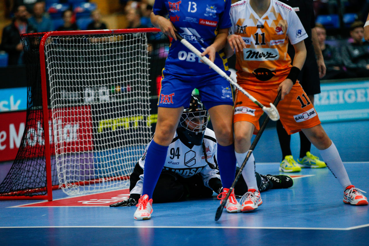 Lara Heini (Nr. 94, piranha chur) hat den Durchblick.
(Superfinal SV Wiler-Ersigen - Floorball Köniz, SWISS Arena, Kloten, 22. April 2018)