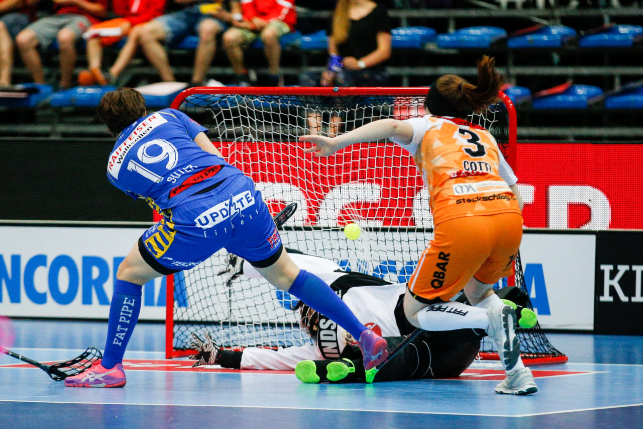 Julia Suter (Nr. 19, UHC Dietlikon) erzielt das Anschlusstor zum 4:3.
(Superfinal SV Wiler-Ersigen - Floorball Köniz, SWISS Arena, Kloten, 22. April 2018)