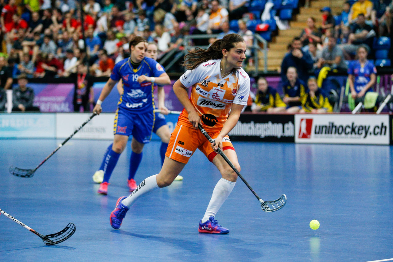 Corin Rüttimann (Nr. 21, piranha chur) mit dem Ball.
(Superfinal SV Wiler-Ersigen - Floorball Köniz, SWISS Arena, Kloten, 22. April 2018)