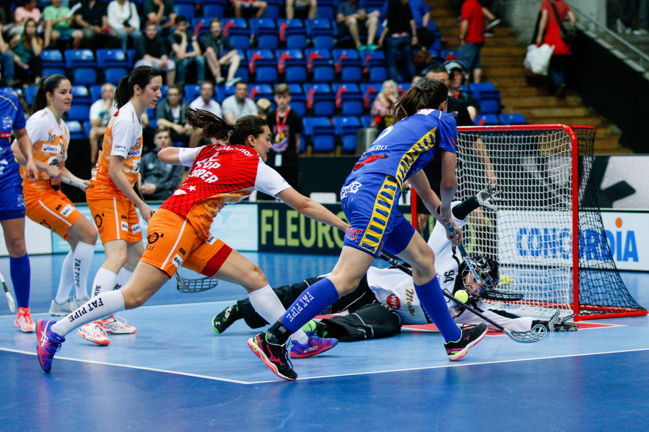 Lara Heini (Nr. 94, piranha chur) und Corin Rüttimann (Nr. 21, piranha chur) hindern Andrea Gämperli (Nr. 5, UHC Dietlikon) am Abschluss.
(Superfinal SV Wiler-Ersigen - Floorball Köniz, SWISS Arena, Kloten, 22. April 2018)