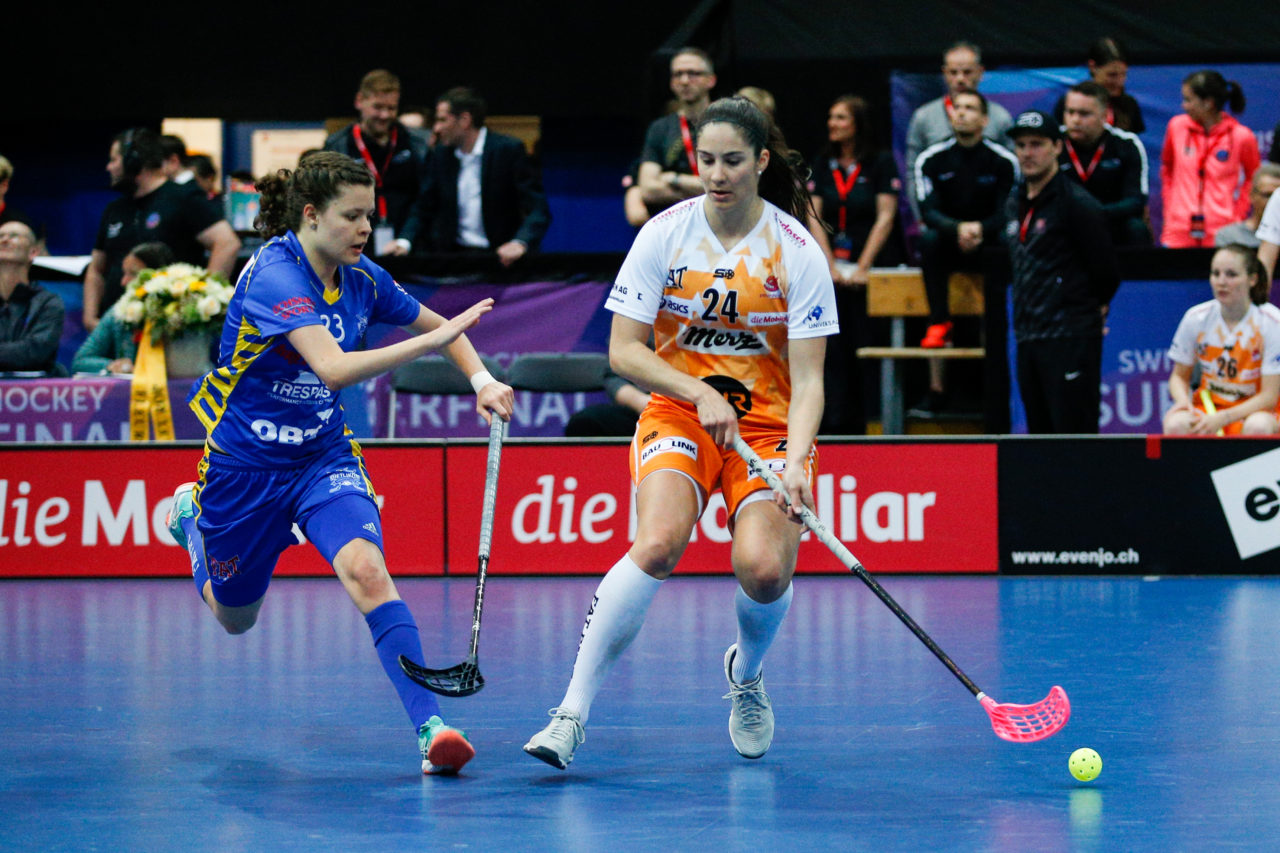 Flurina Marti (Nr. 24, piranha chur) behauptet den Ball gegen Isabelle Gerig (Nr. 23, UHC Dietlikon).
(Superfinal SV Wiler-Ersigen - Floorball Köniz, SWISS Arena, Kloten, 22. April 2018)