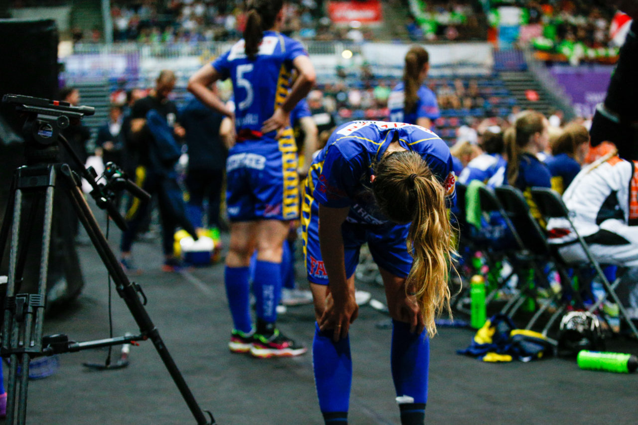 Enttäuschung bei Tanja Stella (Nr. 12, UHC Dietlikon).
(Superfinal SV Wiler-Ersigen - Floorball Köniz, SWISS Arena, Kloten, 22. April 2018)