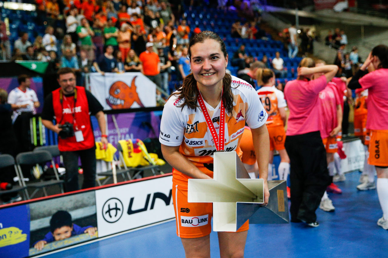 Corin Rüttimann (Nr. 21, piranha chur) mit dem Pokal.
(Superfinal SV Wiler-Ersigen - Floorball Köniz, SWISS Arena, Kloten, 22. April 2018)