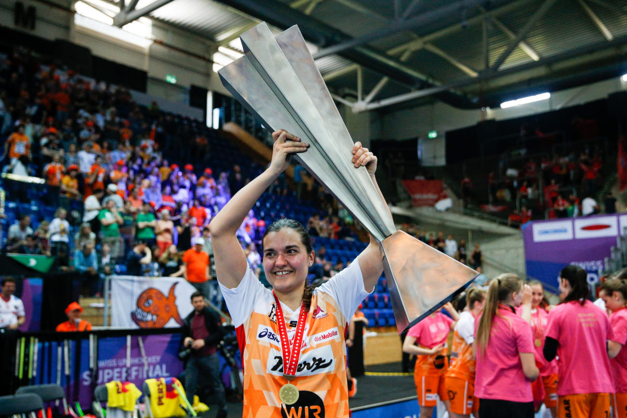 Corin Rüttimann (Nr. 21, piranha chur) mit dem Pokal.
(Superfinal SV Wiler-Ersigen - Floorball Köniz, SWISS Arena, Kloten, 22. April 2018)