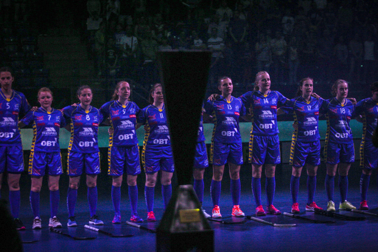 Swiss Arena (Kloten), 22.04.2018, Unihockey Damen NLA Superfinal, piranha chur - UHC Dietlikon, der Pokal

(Claudio Schwarz, unihockey-fotos.ch)

Copyright: Claudio Schwarz, unihockey-fotos.ch – Dieses Bild wurde durch swiss unihockey lizenziert und darf ausschliesslich auf den Online-Kanälen von swiss unihockey verwendet werden. Die redaktionelle oder kommerzielle Nutzung durch Dritte (Medien, Vereine, Unternehmen oder Privatpersonen) per Download von diesem flickr-Account ist ausgeschlossen. Das Bild kann bei Interesse via unihockey-fotos.ch kostenpflichtig lizenziert werden. unihockey-fotos.ch behält sich vor, fehlbaren Medien, Vereinen, Unternehmen oder Privatpersonen Bilder mit einem Zuschlag in Rechnung zu stellen.