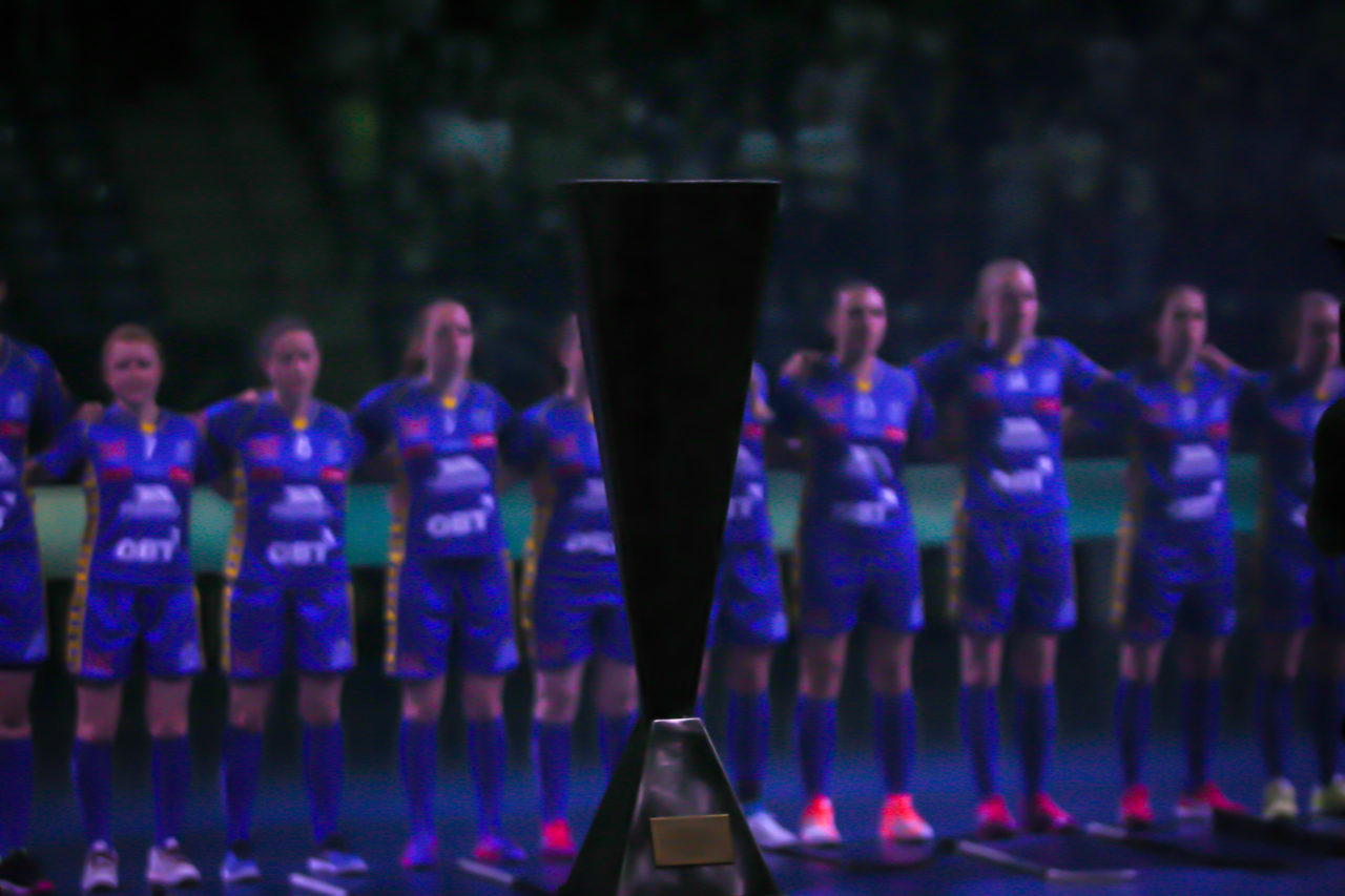 Swiss Arena (Kloten), 22.04.2018, Unihockey Damen NLA Superfinal, piranha chur - UHC Dietlikon, der Pokal

(Claudio Schwarz, unihockey-fotos.ch)

Copyright: Claudio Schwarz, unihockey-fotos.ch – Dieses Bild wurde durch swiss unihockey lizenziert und darf ausschliesslich auf den Online-Kanälen von swiss unihockey verwendet werden. Die redaktionelle oder kommerzielle Nutzung durch Dritte (Medien, Vereine, Unternehmen oder Privatpersonen) per Download von diesem flickr-Account ist ausgeschlossen. Das Bild kann bei Interesse via unihockey-fotos.ch kostenpflichtig lizenziert werden. unihockey-fotos.ch behält sich vor, fehlbaren Medien, Vereinen, Unternehmen oder Privatpersonen Bilder mit einem Zuschlag in Rechnung zu stellen.