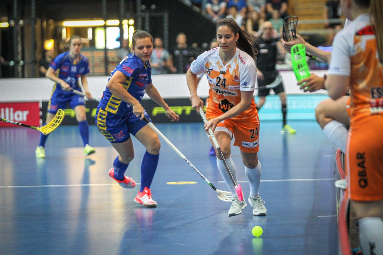 Swiss Arena (Kloten), 22.04.2018, Unihockey Damen NLA Superfinal, piranha chur - UHC Dietlikon, Flurina Marti (Nr. 24, piranha chur) vor Linda Pedrazzoli (Nr. 13, UHC Dietlikon) am Ball

(Claudio Schwarz, unihockey-fotos.ch)

Copyright: Claudio Schwarz, unihockey-fotos.ch – Dieses Bild wurde durch swiss unihockey lizenziert und darf ausschliesslich auf den Online-Kanälen von swiss unihockey verwendet werden. Die redaktionelle oder kommerzielle Nutzung durch Dritte (Medien, Vereine, Unternehmen oder Privatpersonen) per Download von diesem flickr-Account ist ausgeschlossen. Das Bild kann bei Interesse via unihockey-fotos.ch kostenpflichtig lizenziert werden. unihockey-fotos.ch behält sich vor, fehlbaren Medien, Vereinen, Unternehmen oder Privatpersonen Bilder mit einem Zuschlag in Rechnung zu stellen.