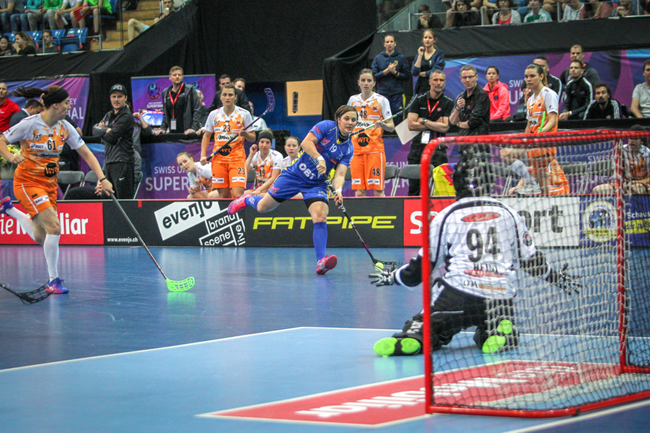 Swiss Arena (Kloten), 22.04.2018, Unihockey Damen NLA Superfinal, piranha chur - UHC Dietlikon, Julia Suter (Nr. 19, UHC Dietlikon) mit einem Abschlussversuch

(Claudio Schwarz, unihockey-fotos.ch)

Copyright: Claudio Schwarz, unihockey-fotos.ch – Dieses Bild wurde durch swiss unihockey lizenziert und darf ausschliesslich auf den Online-Kanälen von swiss unihockey verwendet werden. Die redaktionelle oder kommerzielle Nutzung durch Dritte (Medien, Vereine, Unternehmen oder Privatpersonen) per Download von diesem flickr-Account ist ausgeschlossen. Das Bild kann bei Interesse via unihockey-fotos.ch kostenpflichtig lizenziert werden. unihockey-fotos.ch behält sich vor, fehlbaren Medien, Vereinen, Unternehmen oder Privatpersonen Bilder mit einem Zuschlag in Rechnung zu stellen.