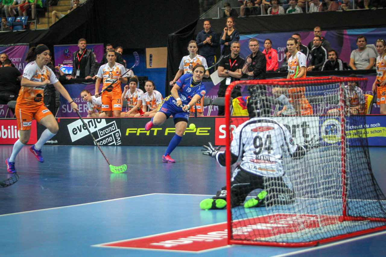 Swiss Arena (Kloten), 22.04.2018, Unihockey Damen NLA Superfinal, piranha chur - UHC Dietlikon, Julia Suter (Nr. 19, UHC Dietlikon) mit einem Abschlussversuch

(Claudio Schwarz, unihockey-fotos.ch)

Copyright: Claudio Schwarz, unihockey-fotos.ch – Dieses Bild wurde durch swiss unihockey lizenziert und darf ausschliesslich auf den Online-Kanälen von swiss unihockey verwendet werden. Die redaktionelle oder kommerzielle Nutzung durch Dritte (Medien, Vereine, Unternehmen oder Privatpersonen) per Download von diesem flickr-Account ist ausgeschlossen. Das Bild kann bei Interesse via unihockey-fotos.ch kostenpflichtig lizenziert werden. unihockey-fotos.ch behält sich vor, fehlbaren Medien, Vereinen, Unternehmen oder Privatpersonen Bilder mit einem Zuschlag in Rechnung zu stellen.
