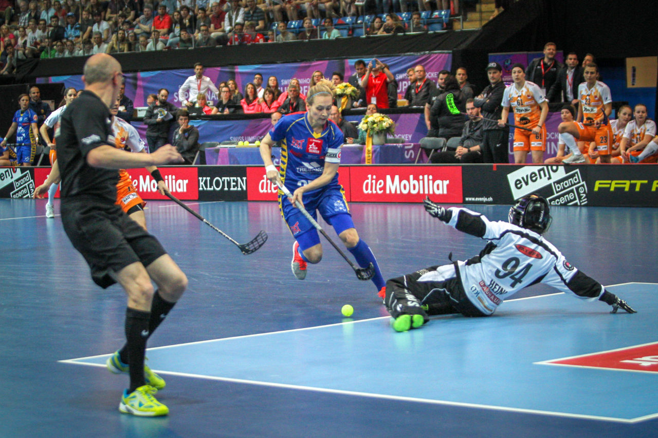 Swiss Arena (Kloten), 22.04.2018, Unihockey Damen NLA Superfinal, piranha chur - UHC Dietlikon, Lara Heini (Nr. 94, piranha chur) stoppt Michelle Wiki (Nr. 6, UHC Dietlikon)

(Claudio Schwarz, unihockey-fotos.ch)

Copyright: Claudio Schwarz, unihockey-fotos.ch – Dieses Bild wurde durch swiss unihockey lizenziert und darf ausschliesslich auf den Online-Kanälen von swiss unihockey verwendet werden. Die redaktionelle oder kommerzielle Nutzung durch Dritte (Medien, Vereine, Unternehmen oder Privatpersonen) per Download von diesem flickr-Account ist ausgeschlossen. Das Bild kann bei Interesse via unihockey-fotos.ch kostenpflichtig lizenziert werden. unihockey-fotos.ch behält sich vor, fehlbaren Medien, Vereinen, Unternehmen oder Privatpersonen Bilder mit einem Zuschlag in Rechnung zu stellen.