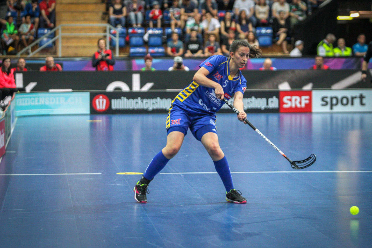 Swiss Arena (Kloten), 22.04.2018, Unihockey Damen NLA Superfinal, piranha chur - UHC Dietlikon, Andrea Gämperli (Nr. 5, UHC Dietlikon) spielt einen Pass

(Claudio Schwarz, unihockey-fotos.ch)

Copyright: Claudio Schwarz, unihockey-fotos.ch – Dieses Bild wurde durch swiss unihockey lizenziert und darf ausschliesslich auf den Online-Kanälen von swiss unihockey verwendet werden. Die redaktionelle oder kommerzielle Nutzung durch Dritte (Medien, Vereine, Unternehmen oder Privatpersonen) per Download von diesem flickr-Account ist ausgeschlossen. Das Bild kann bei Interesse via unihockey-fotos.ch kostenpflichtig lizenziert werden. unihockey-fotos.ch behält sich vor, fehlbaren Medien, Vereinen, Unternehmen oder Privatpersonen Bilder mit einem Zuschlag in Rechnung zu stellen.