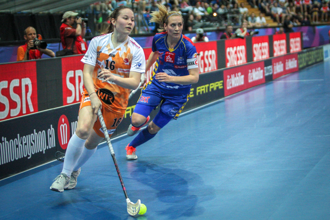 Swiss Arena (Kloten), 22.04.2018, Unihockey Damen NLA Superfinal, piranha chur - UHC Dietlikon, Nicole Capatt (Nr. 16, piranha chur) vor Michelle Wiki (Nr. 6, UHC Dietlikon) am Ball

(Claudio Schwarz, unihockey-fotos.ch)

Copyright: Claudio Schwarz, unihockey-fotos.ch – Dieses Bild wurde durch swiss unihockey lizenziert und darf ausschliesslich auf den Online-Kanälen von swiss unihockey verwendet werden. Die redaktionelle oder kommerzielle Nutzung durch Dritte (Medien, Vereine, Unternehmen oder Privatpersonen) per Download von diesem flickr-Account ist ausgeschlossen. Das Bild kann bei Interesse via unihockey-fotos.ch kostenpflichtig lizenziert werden. unihockey-fotos.ch behält sich vor, fehlbaren Medien, Vereinen, Unternehmen oder Privatpersonen Bilder mit einem Zuschlag in Rechnung zu stellen.