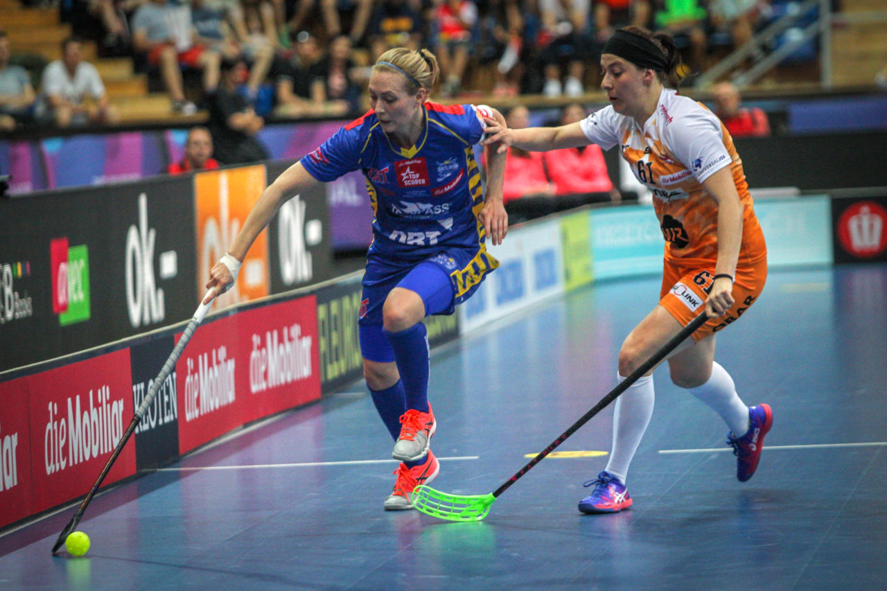 Swiss Arena (Kloten), 22.04.2018, Unihockey Damen NLA Superfinal, piranha chur - UHC Dietlikon, Michelle Wiki (Nr. 6, UHC Dietlikon) zieht an Katrin Zwinggi (Nr. 61, piranha chur) vorbei

(Claudio Schwarz, unihockey-fotos.ch)

Copyright: Claudio Schwarz, unihockey-fotos.ch – Dieses Bild wurde durch swiss unihockey lizenziert und darf ausschliesslich auf den Online-Kanälen von swiss unihockey verwendet werden. Die redaktionelle oder kommerzielle Nutzung durch Dritte (Medien, Vereine, Unternehmen oder Privatpersonen) per Download von diesem flickr-Account ist ausgeschlossen. Das Bild kann bei Interesse via unihockey-fotos.ch kostenpflichtig lizenziert werden. unihockey-fotos.ch behält sich vor, fehlbaren Medien, Vereinen, Unternehmen oder Privatpersonen Bilder mit einem Zuschlag in Rechnung zu stellen.