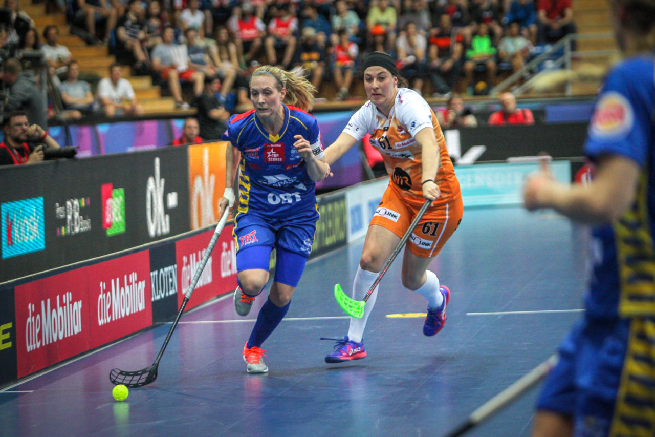 Swiss Arena (Kloten), 22.04.2018, Unihockey Damen NLA Superfinal, piranha chur - UHC Dietlikon, Michelle Wiki (Nr. 6, UHC Dietlikon) zieht an Katrin Zwinggi (Nr. 61, piranha chur) vorbei

(Claudio Schwarz, unihockey-fotos.ch)

Copyright: Claudio Schwarz, unihockey-fotos.ch – Dieses Bild wurde durch swiss unihockey lizenziert und darf ausschliesslich auf den Online-Kanälen von swiss unihockey verwendet werden. Die redaktionelle oder kommerzielle Nutzung durch Dritte (Medien, Vereine, Unternehmen oder Privatpersonen) per Download von diesem flickr-Account ist ausgeschlossen. Das Bild kann bei Interesse via unihockey-fotos.ch kostenpflichtig lizenziert werden. unihockey-fotos.ch behält sich vor, fehlbaren Medien, Vereinen, Unternehmen oder Privatpersonen Bilder mit einem Zuschlag in Rechnung zu stellen.