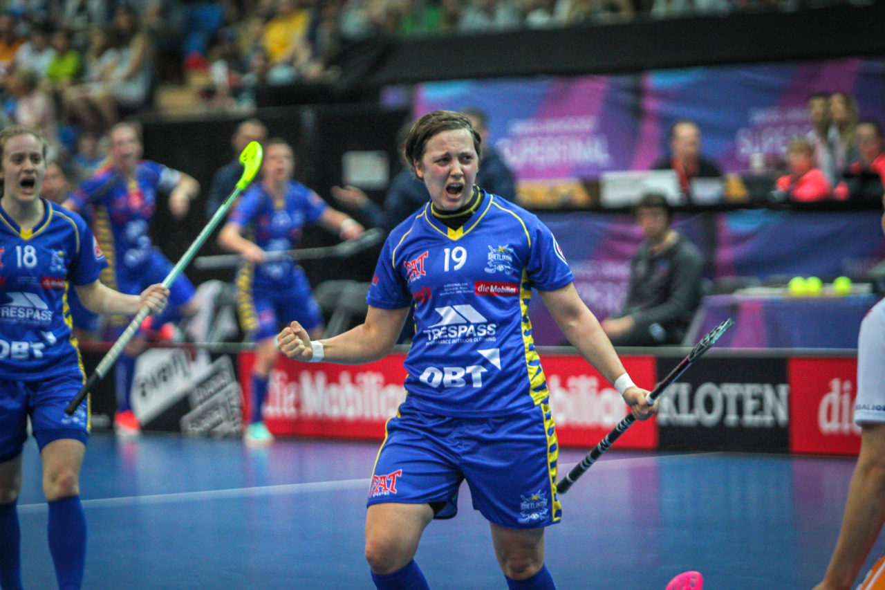 Swiss Arena (Kloten), 22.04.2018, Unihockey Damen NLA Superfinal, piranha chur - UHC Dietlikon, Julia Suter (Nr. 19, UHC Dietlikon) bejubelt das 1:2

(Claudio Schwarz, unihockey-fotos.ch)

Copyright: Claudio Schwarz, unihockey-fotos.ch – Dieses Bild wurde durch swiss unihockey lizenziert und darf ausschliesslich auf den Online-Kanälen von swiss unihockey verwendet werden. Die redaktionelle oder kommerzielle Nutzung durch Dritte (Medien, Vereine, Unternehmen oder Privatpersonen) per Download von diesem flickr-Account ist ausgeschlossen. Das Bild kann bei Interesse via unihockey-fotos.ch kostenpflichtig lizenziert werden. unihockey-fotos.ch behält sich vor, fehlbaren Medien, Vereinen, Unternehmen oder Privatpersonen Bilder mit einem Zuschlag in Rechnung zu stellen.