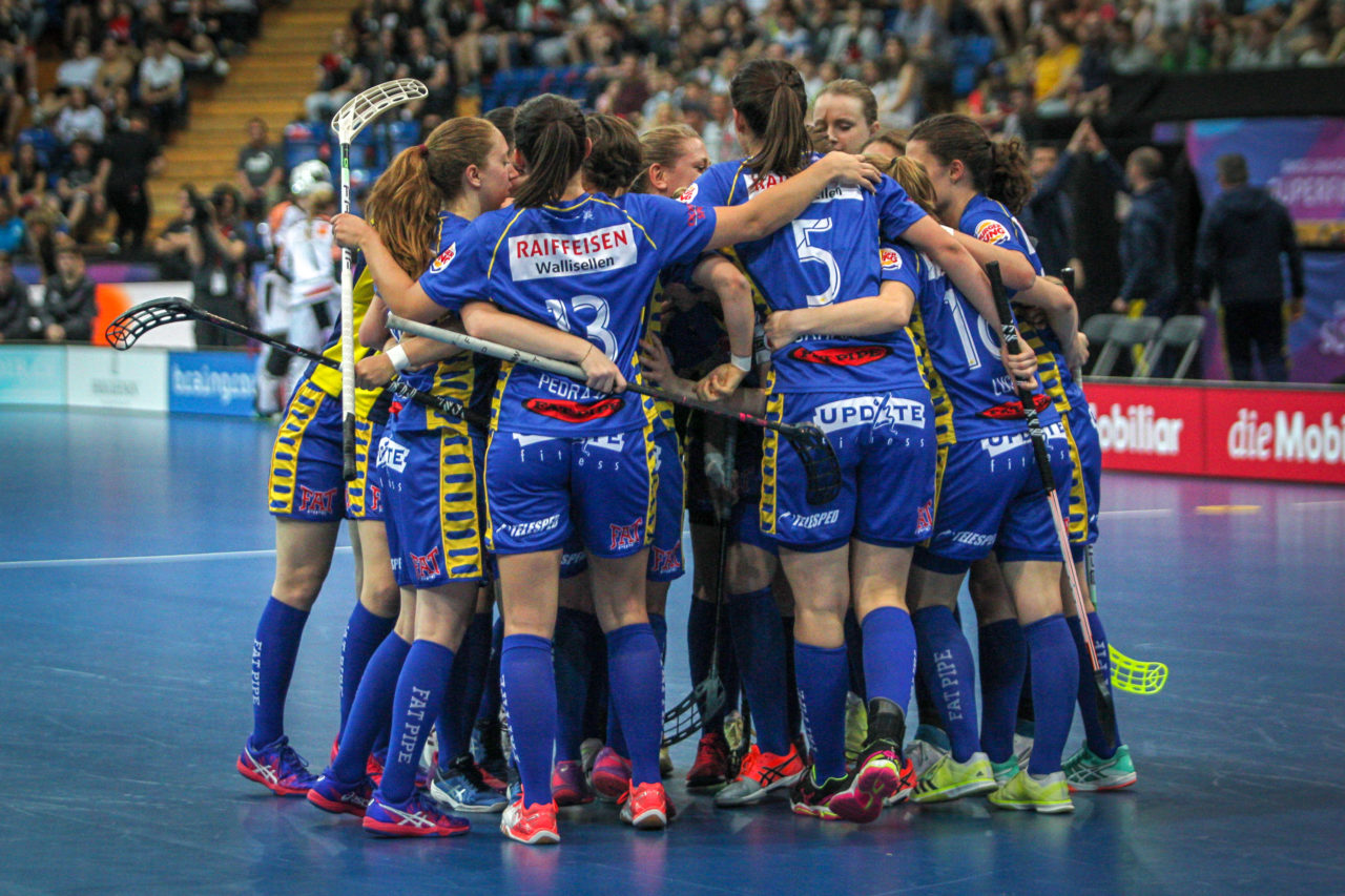 Swiss Arena (Kloten), 22.04.2018, Unihockey Damen NLA Superfinal, piranha chur - UHC Dietlikon, Torjubel UHC Dietlikon nach dem 1:2

(Claudio Schwarz, unihockey-fotos.ch)

Copyright: Claudio Schwarz, unihockey-fotos.ch – Dieses Bild wurde durch swiss unihockey lizenziert und darf ausschliesslich auf den Online-Kanälen von swiss unihockey verwendet werden. Die redaktionelle oder kommerzielle Nutzung durch Dritte (Medien, Vereine, Unternehmen oder Privatpersonen) per Download von diesem flickr-Account ist ausgeschlossen. Das Bild kann bei Interesse via unihockey-fotos.ch kostenpflichtig lizenziert werden. unihockey-fotos.ch behält sich vor, fehlbaren Medien, Vereinen, Unternehmen oder Privatpersonen Bilder mit einem Zuschlag in Rechnung zu stellen.