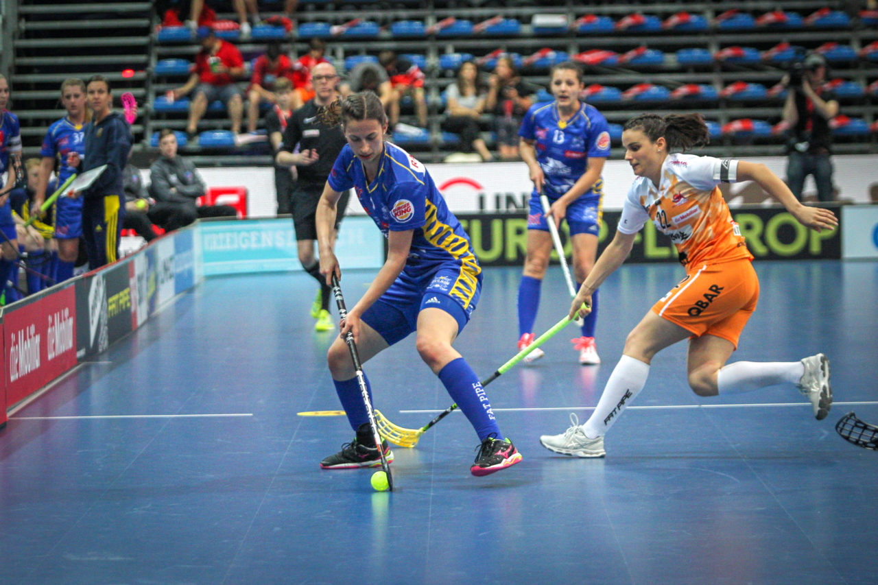 Swiss Arena (Kloten), 22.04.2018, Unihockey Damen NLA Superfinal, piranha chur - UHC Dietlikon, Andrea Gämperli (Nr. 5, UHC Dietlikon) am Ball

(Claudio Schwarz, unihockey-fotos.ch)

Copyright: Claudio Schwarz, unihockey-fotos.ch – Dieses Bild wurde durch swiss unihockey lizenziert und darf ausschliesslich auf den Online-Kanälen von swiss unihockey verwendet werden. Die redaktionelle oder kommerzielle Nutzung durch Dritte (Medien, Vereine, Unternehmen oder Privatpersonen) per Download von diesem flickr-Account ist ausgeschlossen. Das Bild kann bei Interesse via unihockey-fotos.ch kostenpflichtig lizenziert werden. unihockey-fotos.ch behält sich vor, fehlbaren Medien, Vereinen, Unternehmen oder Privatpersonen Bilder mit einem Zuschlag in Rechnung zu stellen.