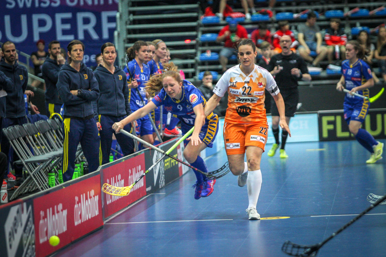 Swiss Arena (Kloten), 22.04.2018, Unihockey Damen NLA Superfinal, piranha chur - UHC Dietlikon, Seraina Ulber (Nr. 22, piranha chur) stoppt Janine Wüthrich (Nr. 9, UHC Dietlikon)

(Claudio Schwarz, unihockey-fotos.ch)

Copyright: Claudio Schwarz, unihockey-fotos.ch – Dieses Bild wurde durch swiss unihockey lizenziert und darf ausschliesslich auf den Online-Kanälen von swiss unihockey verwendet werden. Die redaktionelle oder kommerzielle Nutzung durch Dritte (Medien, Vereine, Unternehmen oder Privatpersonen) per Download von diesem flickr-Account ist ausgeschlossen. Das Bild kann bei Interesse via unihockey-fotos.ch kostenpflichtig lizenziert werden. unihockey-fotos.ch behält sich vor, fehlbaren Medien, Vereinen, Unternehmen oder Privatpersonen Bilder mit einem Zuschlag in Rechnung zu stellen.