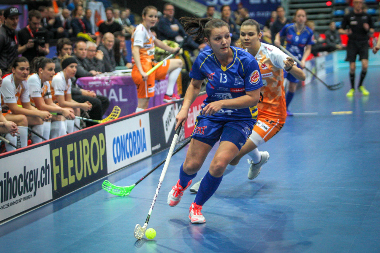 Swiss Arena (Kloten), 22.04.2018, Unihockey Damen NLA Superfinal, piranha chur - UHC Dietlikon, Linda Pedrazzoli (Nr. 13, UHC Dietlikon) am Ball

(Claudio Schwarz, unihockey-fotos.ch)

Copyright: Claudio Schwarz, unihockey-fotos.ch – Dieses Bild wurde durch swiss unihockey lizenziert und darf ausschliesslich auf den Online-Kanälen von swiss unihockey verwendet werden. Die redaktionelle oder kommerzielle Nutzung durch Dritte (Medien, Vereine, Unternehmen oder Privatpersonen) per Download von diesem flickr-Account ist ausgeschlossen. Das Bild kann bei Interesse via unihockey-fotos.ch kostenpflichtig lizenziert werden. unihockey-fotos.ch behält sich vor, fehlbaren Medien, Vereinen, Unternehmen oder Privatpersonen Bilder mit einem Zuschlag in Rechnung zu stellen.