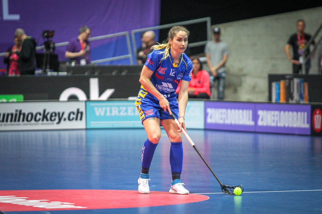 Swiss Arena (Kloten), 22.04.2018, Unihockey Damen NLA Superfinal, piranha chur - UHC Dietlikon, Tanja Stella (Nr. 12, UHC Dietlikon) am Ball

(Claudio Schwarz, unihockey-fotos.ch)

Copyright: Claudio Schwarz, unihockey-fotos.ch – Dieses Bild wurde durch swiss unihockey lizenziert und darf ausschliesslich auf den Online-Kanälen von swiss unihockey verwendet werden. Die redaktionelle oder kommerzielle Nutzung durch Dritte (Medien, Vereine, Unternehmen oder Privatpersonen) per Download von diesem flickr-Account ist ausgeschlossen. Das Bild kann bei Interesse via unihockey-fotos.ch kostenpflichtig lizenziert werden. unihockey-fotos.ch behält sich vor, fehlbaren Medien, Vereinen, Unternehmen oder Privatpersonen Bilder mit einem Zuschlag in Rechnung zu stellen.
