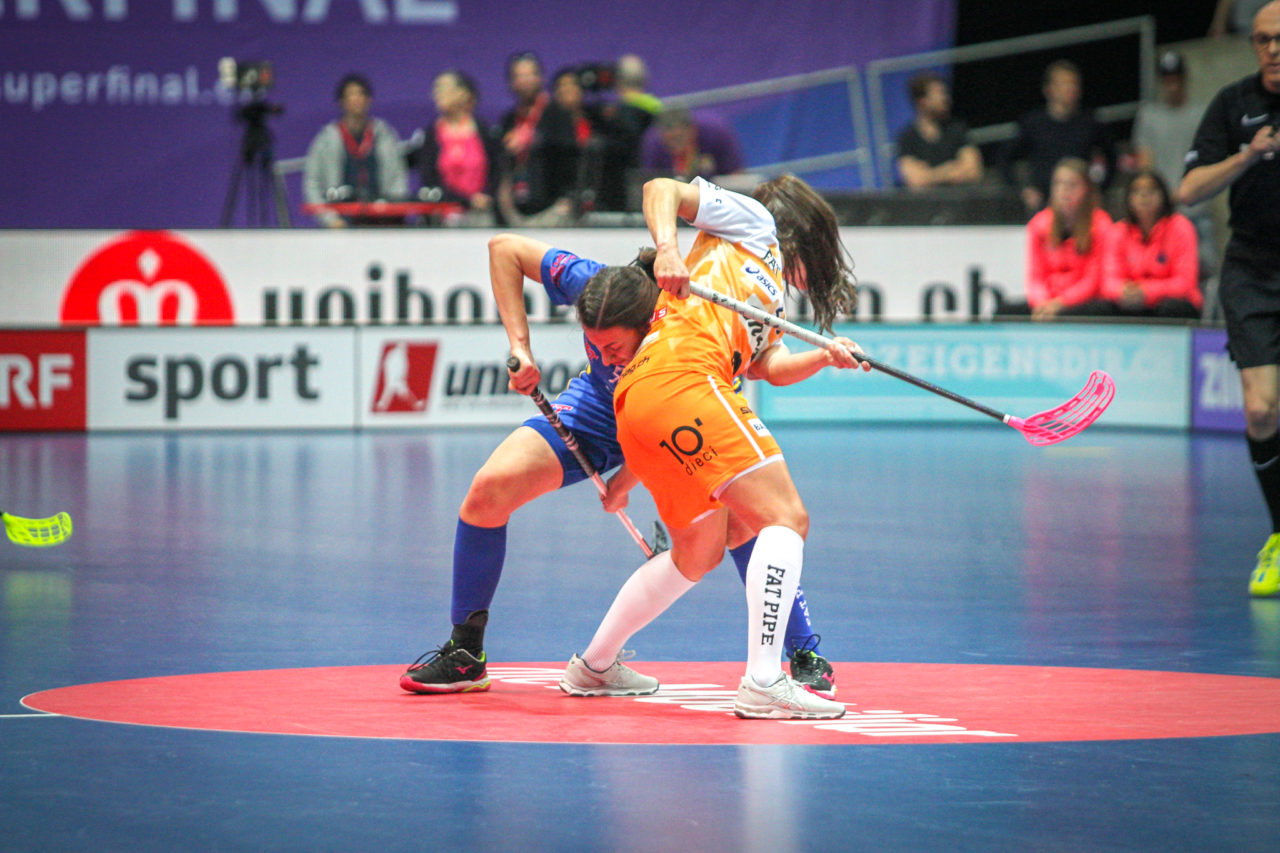 Swiss Arena (Kloten), 22.04.2018, Unihockey Damen NLA Superfinal, piranha chur - UHC Dietlikon, Flurina Marti (Nr. 24, piranha chur) gewinnt das Bully gegen Andrea Gämperli (Nr. 5, UHC Dietlikon)

(Claudio Schwarz, unihockey-fotos.ch)

Copyright: Claudio Schwarz, unihockey-fotos.ch – Dieses Bild wurde durch swiss unihockey lizenziert und darf ausschliesslich auf den Online-Kanälen von swiss unihockey verwendet werden. Die redaktionelle oder kommerzielle Nutzung durch Dritte (Medien, Vereine, Unternehmen oder Privatpersonen) per Download von diesem flickr-Account ist ausgeschlossen. Das Bild kann bei Interesse via unihockey-fotos.ch kostenpflichtig lizenziert werden. unihockey-fotos.ch behält sich vor, fehlbaren Medien, Vereinen, Unternehmen oder Privatpersonen Bilder mit einem Zuschlag in Rechnung zu stellen.