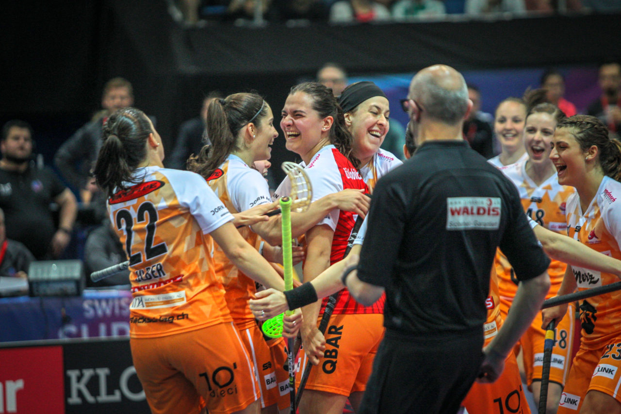 Swiss Arena (Kloten), 22.04.2018, Unihockey Damen NLA Superfinal, piranha chur - UHC Dietlikon, Corin Rüttimann (Nr. 21, piranha chur) bejubelt ihren Treffer mit dem Team

(Claudio Schwarz, unihockey-fotos.ch)

Copyright: Claudio Schwarz, unihockey-fotos.ch – Dieses Bild wurde durch swiss unihockey lizenziert und darf ausschliesslich auf den Online-Kanälen von swiss unihockey verwendet werden. Die redaktionelle oder kommerzielle Nutzung durch Dritte (Medien, Vereine, Unternehmen oder Privatpersonen) per Download von diesem flickr-Account ist ausgeschlossen. Das Bild kann bei Interesse via unihockey-fotos.ch kostenpflichtig lizenziert werden. unihockey-fotos.ch behält sich vor, fehlbaren Medien, Vereinen, Unternehmen oder Privatpersonen Bilder mit einem Zuschlag in Rechnung zu stellen.