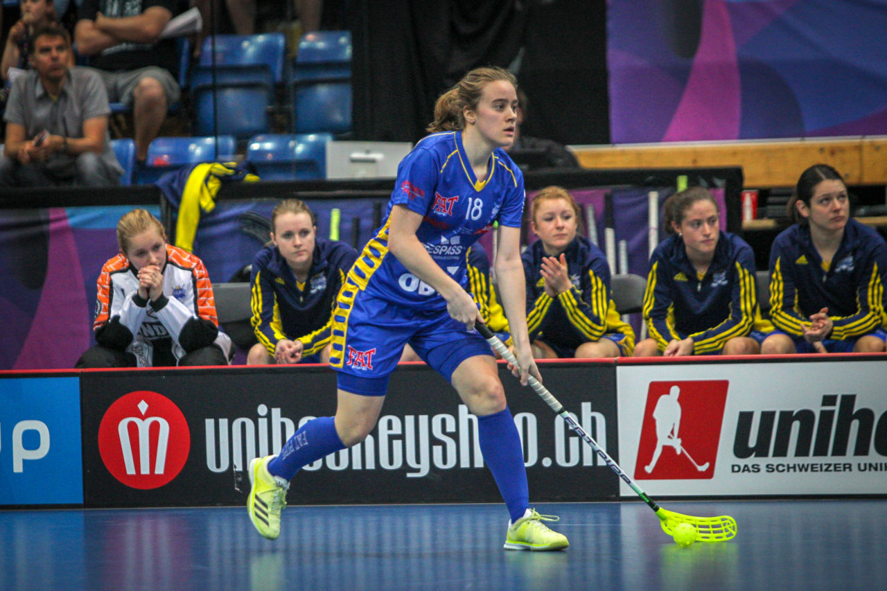 Swiss Arena (Kloten), 22.04.2018, Unihockey Damen NLA Superfinal, piranha chur - UHC Dietlikon, Kassandra Luck (Nr. 18, UHC Dietlikon) am Ball

(Claudio Schwarz, unihockey-fotos.ch)

Copyright: Claudio Schwarz, unihockey-fotos.ch – Dieses Bild wurde durch swiss unihockey lizenziert und darf ausschliesslich auf den Online-Kanälen von swiss unihockey verwendet werden. Die redaktionelle oder kommerzielle Nutzung durch Dritte (Medien, Vereine, Unternehmen oder Privatpersonen) per Download von diesem flickr-Account ist ausgeschlossen. Das Bild kann bei Interesse via unihockey-fotos.ch kostenpflichtig lizenziert werden. unihockey-fotos.ch behält sich vor, fehlbaren Medien, Vereinen, Unternehmen oder Privatpersonen Bilder mit einem Zuschlag in Rechnung zu stellen.