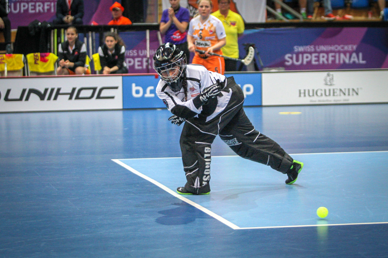Swiss Arena (Kloten), 22.04.2018, Unihockey Damen NLA Superfinal, piranha chur - UHC Dietlikon, Lara Heini (Nr. 94, piranha chur) mit einem Auswurf

(Claudio Schwarz, unihockey-fotos.ch)

Copyright: Claudio Schwarz, unihockey-fotos.ch – Dieses Bild wurde durch swiss unihockey lizenziert und darf ausschliesslich auf den Online-Kanälen von swiss unihockey verwendet werden. Die redaktionelle oder kommerzielle Nutzung durch Dritte (Medien, Vereine, Unternehmen oder Privatpersonen) per Download von diesem flickr-Account ist ausgeschlossen. Das Bild kann bei Interesse via unihockey-fotos.ch kostenpflichtig lizenziert werden. unihockey-fotos.ch behält sich vor, fehlbaren Medien, Vereinen, Unternehmen oder Privatpersonen Bilder mit einem Zuschlag in Rechnung zu stellen.
