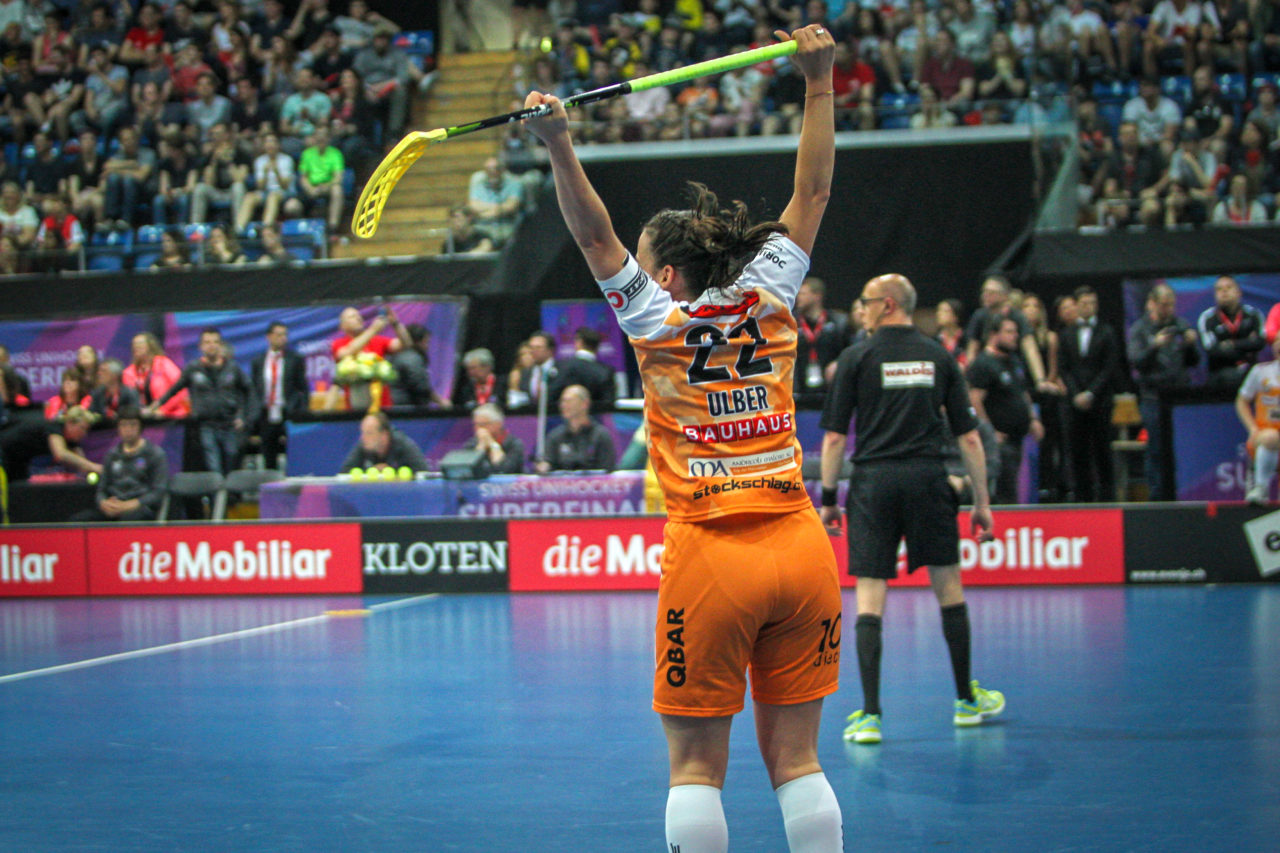 Swiss Arena (Kloten), 22.04.2018, Unihockey Damen NLA Superfinal, piranha chur - UHC Dietlikon, Seraina Ulber (Nr. 22, piranha chur) bejubelt den Meistertitel

(Claudio Schwarz, unihockey-fotos.ch)

Copyright: Claudio Schwarz, unihockey-fotos.ch – Dieses Bild wurde durch swiss unihockey lizenziert und darf ausschliesslich auf den Online-Kanälen von swiss unihockey verwendet werden. Die redaktionelle oder kommerzielle Nutzung durch Dritte (Medien, Vereine, Unternehmen oder Privatpersonen) per Download von diesem flickr-Account ist ausgeschlossen. Das Bild kann bei Interesse via unihockey-fotos.ch kostenpflichtig lizenziert werden. unihockey-fotos.ch behält sich vor, fehlbaren Medien, Vereinen, Unternehmen oder Privatpersonen Bilder mit einem Zuschlag in Rechnung zu stellen.